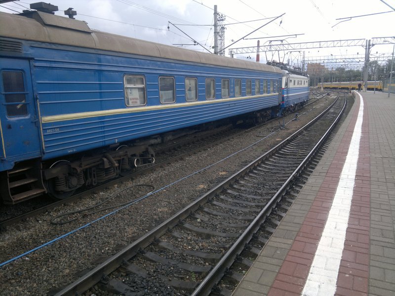 Пассажиров никто не удерживает. За многими уже приезжают родственники.