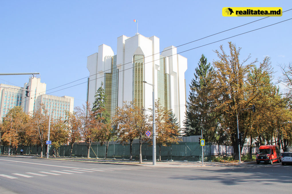 Для разграничения рабочей зоны и зоны для пешеходов перед фасадом здания была установлена защитная сетка.Фото: realitatea.md.