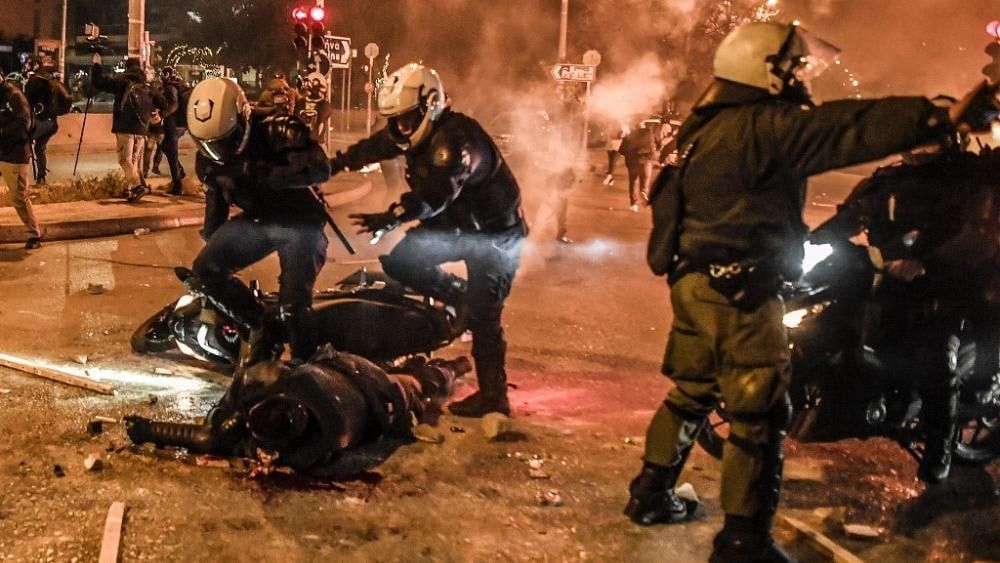 В Греции вспыхнули протесты против полицейского произвола.