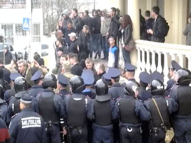 Власти Одессы призвали граждан "встать на защиту государственности и целостности" Украины.
