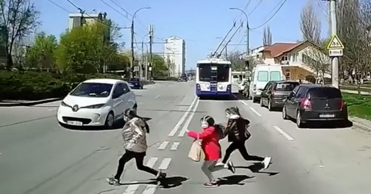 В Кишиневе дети едва не угодили под колеса автомобиля, перебегая дорогу в неположенном месте.