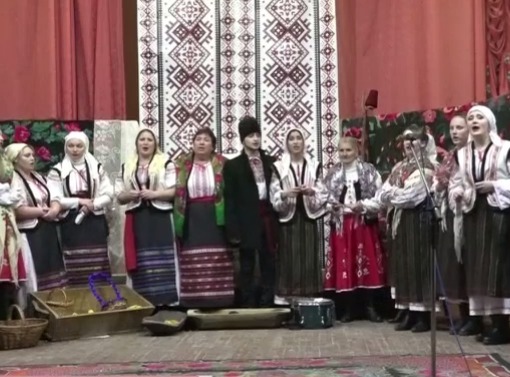 Участники встречи достали из комодов народные  костюмы  и вспомнили старые колядки.