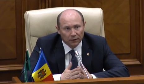 Premierul Valeriu Streleţ are emoţii înaintea exprimării votului de neîncredere pentru Guvernul pe care îl conduce. Foto: protv.md