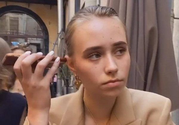 Предполагаемая третья дочь Путина после подавления протестов в России призвала заниматься любовью, а не войной.