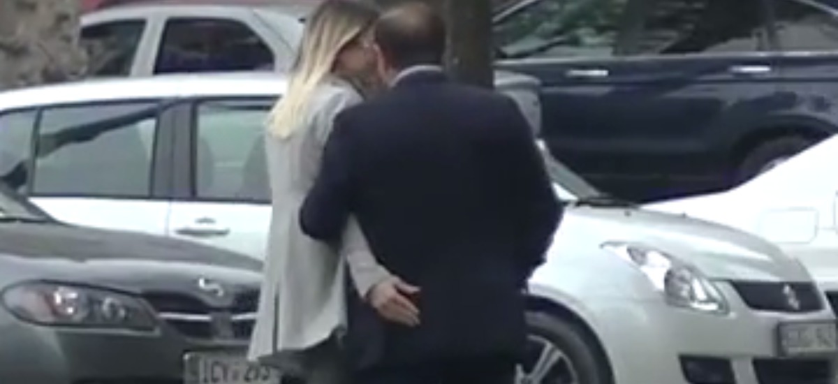 Doi magistraţi, surprinşi plimbându-se în timpul orelor de muncă. Foto: Captură video