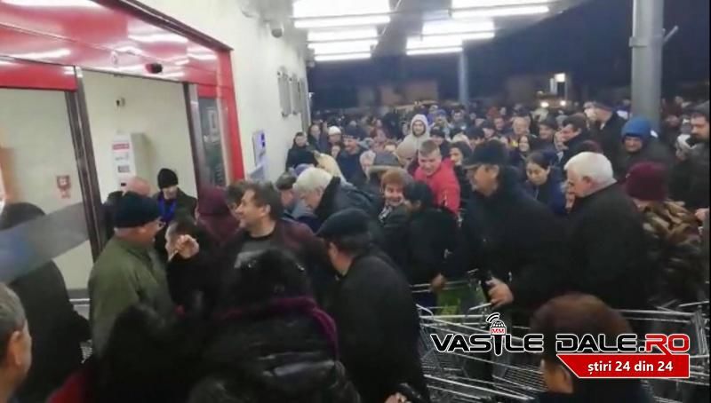 В Румынии из-за скидок в магазине произошла давка.