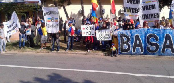 Un grup de tineri au sosit astăzi în stațiunea Neptun şi cer unirea Republicii Moldova cu România. Foto: romanialibera.ro