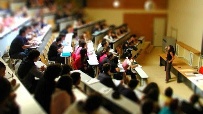 Студенты вузов возвращаются на занятия в аудитории.