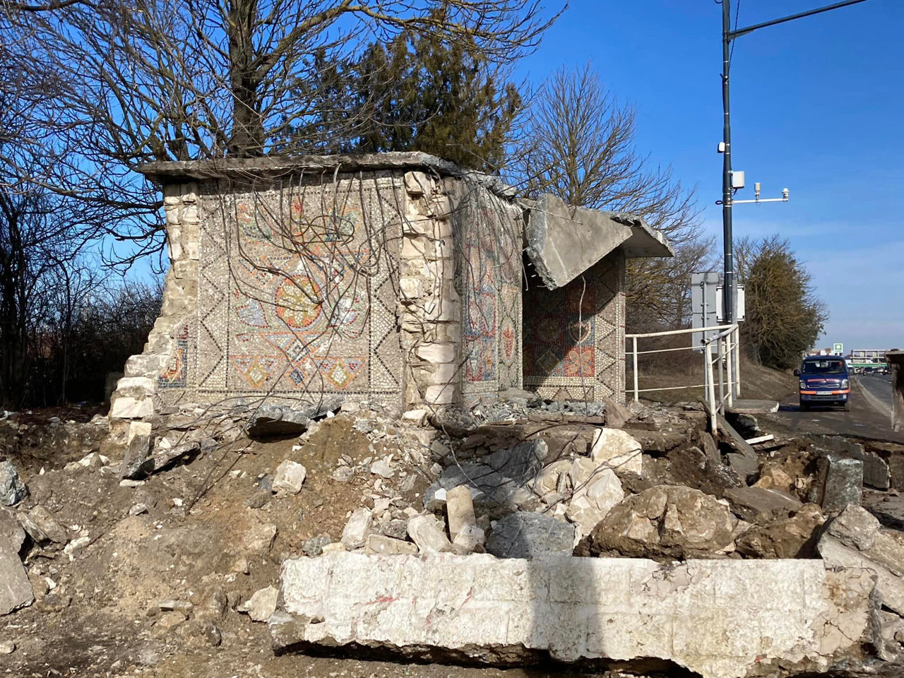 Stația cu mozaic, distrusă acum un an, rămâne în ruine.