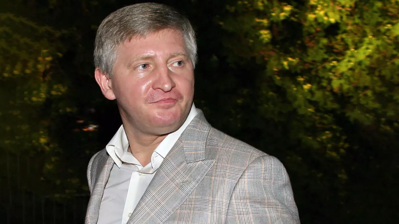 Суд в Москве арестовал российские активы украинского миллиардера Рината Ахметова.
