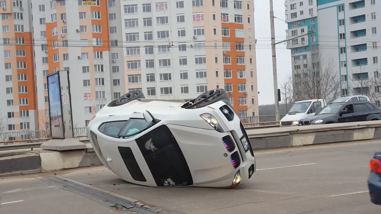 Девушка за рулем люксового автомобиля перевернулась на виадуке