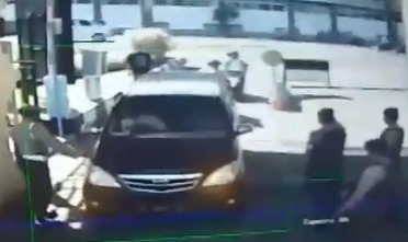 Взрыв прогремел у полицейского участка.