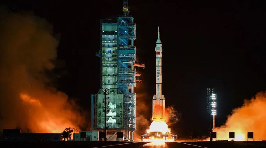 Новый китайский спутник отбуксировал старый спутник КНР на погребальную орбиту.