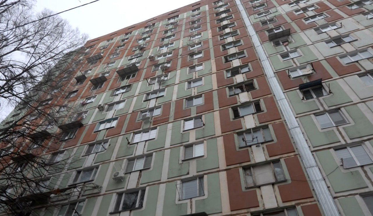 Locuitorii unui bloc din Chișinău, fără ajutor după ce un balcon s-a prăbușit.