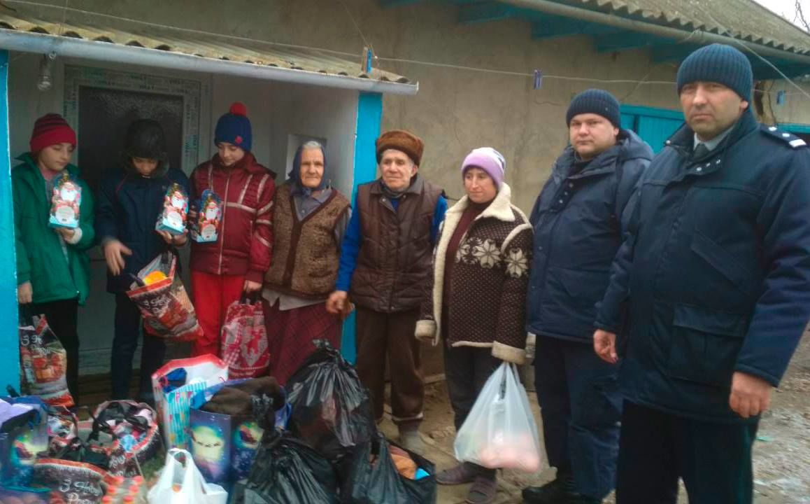 Пограничные полицейские навестили с подарками малоимущую семью.