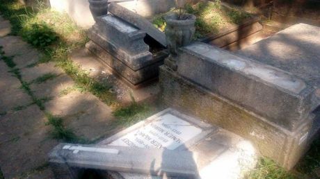 Peste 40 de monumente din două cimitire au fost profanate. Foto: ziuadecj.realitatea.net