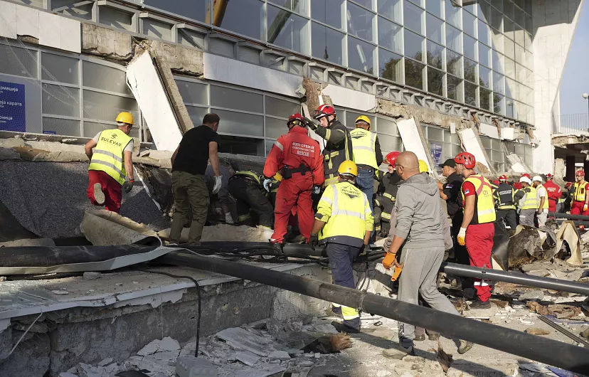 Sârbii cer arestarea unor oficiali după tragedia prăbușirii acoperișului de la gară.