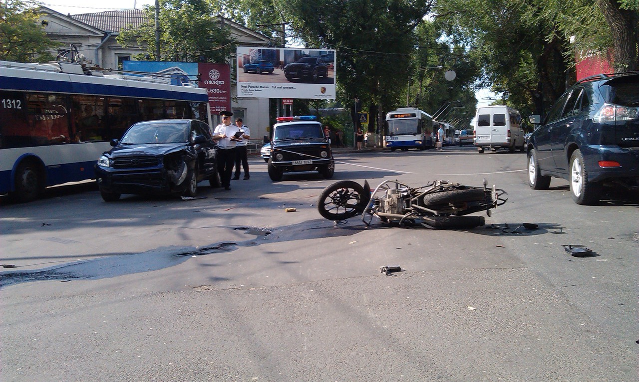 În urma impactului vehicolul pe două roţi a fost proiectat la câţiva zeci de metri.