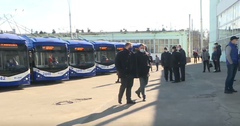 Водители и кондукторы оценили новые столичные троллейбусы.