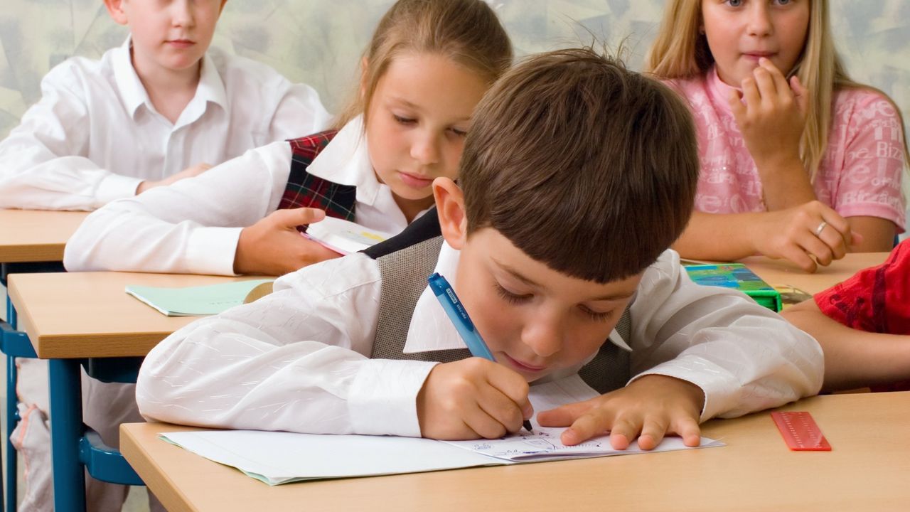 Ar putea inițiate controale în școlile ce au clase supraaglomerate. Foto simbol: econimica.net