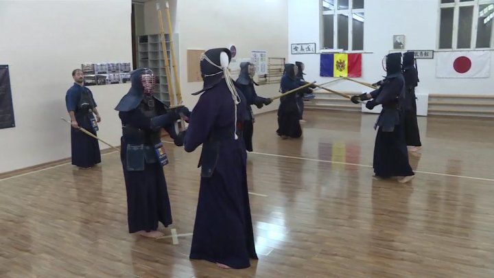 Lupta tradiţională japoneză Kendo este o artă marţială înrudită cu scrima. 