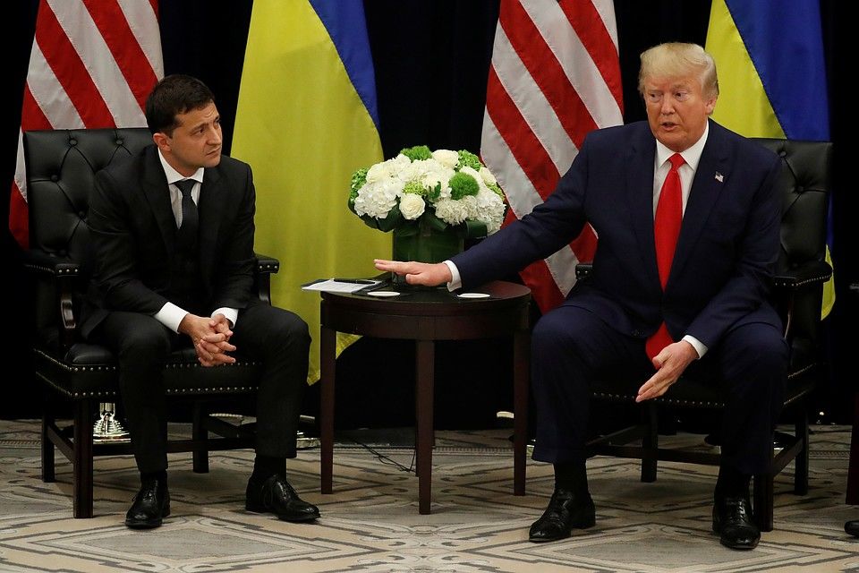 США заморозили помощь Украине после разговора Трампа с Зеленским.