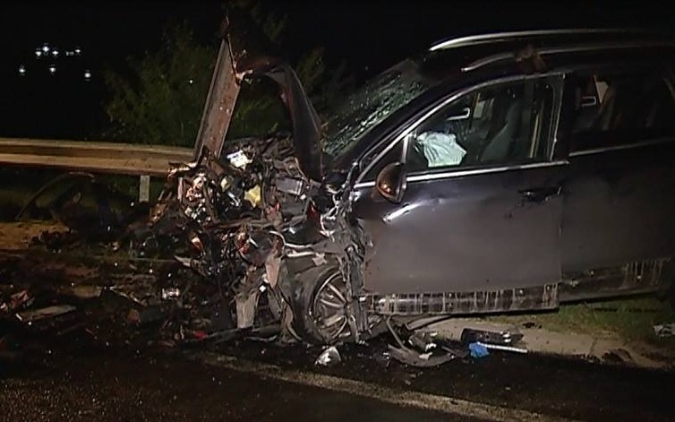 Trei tineri, doi de 26 si 29 de ani, si o fata de doar 24, au murit ieri seara intr-un grav accident rutier.