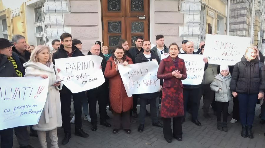 Советники PAS и группа родителей провели протест перед мэрией Кишинева.