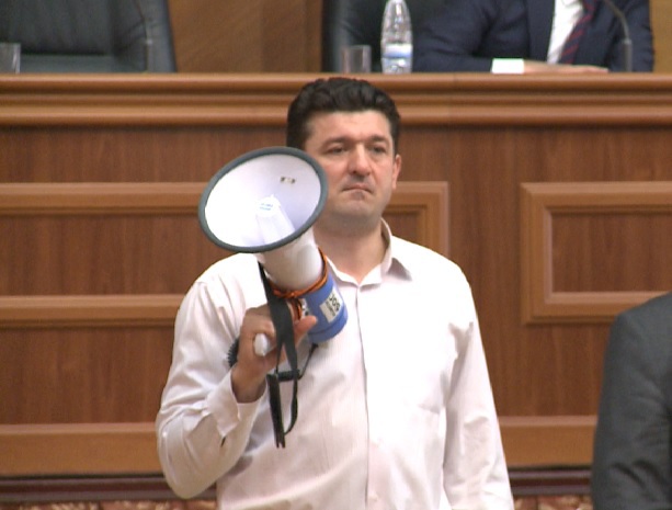 Deputații PCRM au venit în sala parlamentului cu megafoane.
