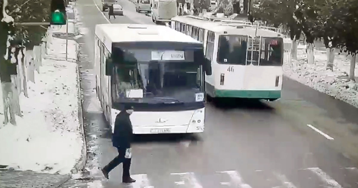 В Бендерах автобус сбил пешехода: видео попало на камеру наблюдения.