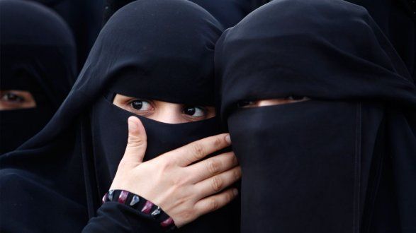 В Швейцарии запретили скрывать лицо в общественных местах.