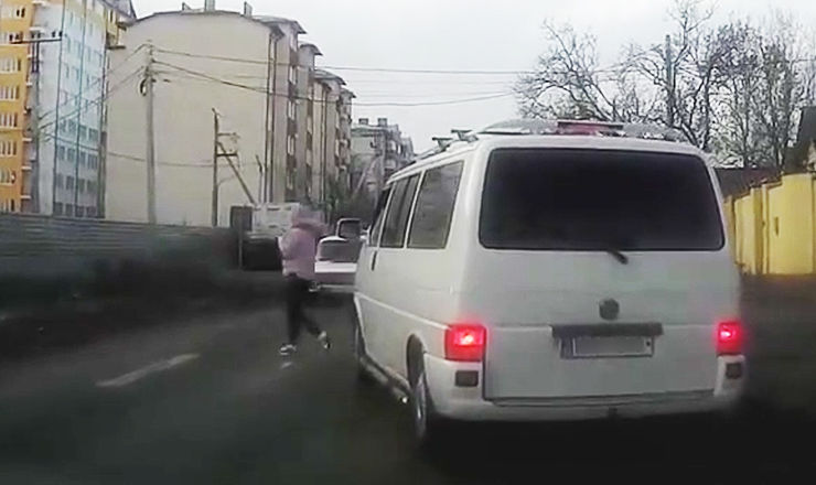 В Кишиневе девушка едва не угодила под колеса автомобиля.