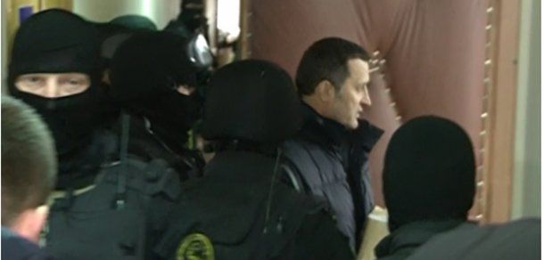 Vlad Filat a fost adus de mascați la ședința de judecată din propriul dosar. Foto: protv.md