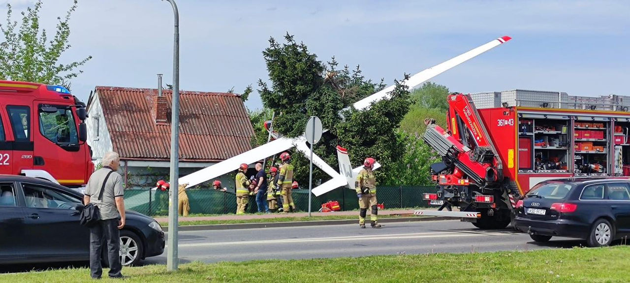 В Польше планер чуть не упал на дом.