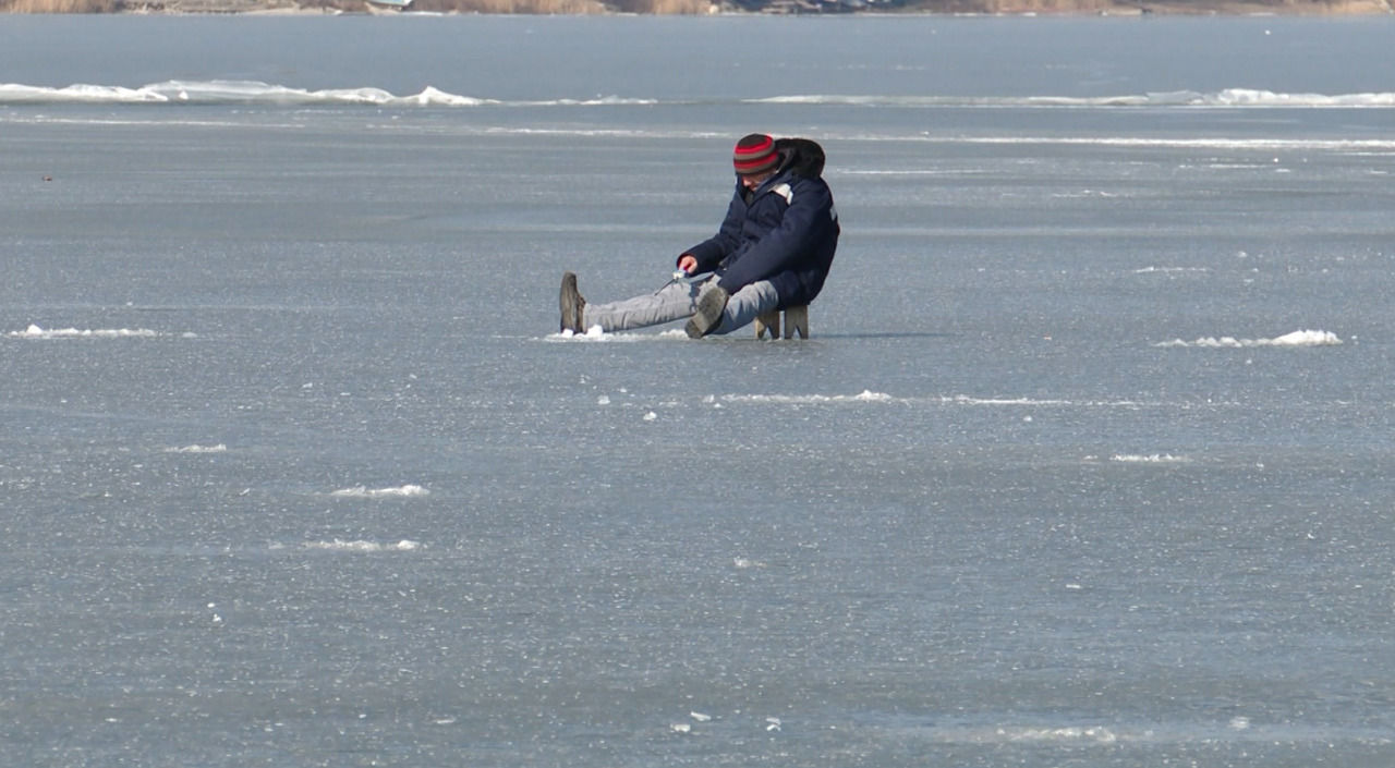 Gheața subțire de pe Lacul Ghidighici nu-i oprește pe pasionații de pescuit.