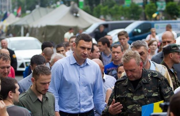 Также на вече будет решена дальнейшая судьба палаточного городка, расположенного сейчас на площади.