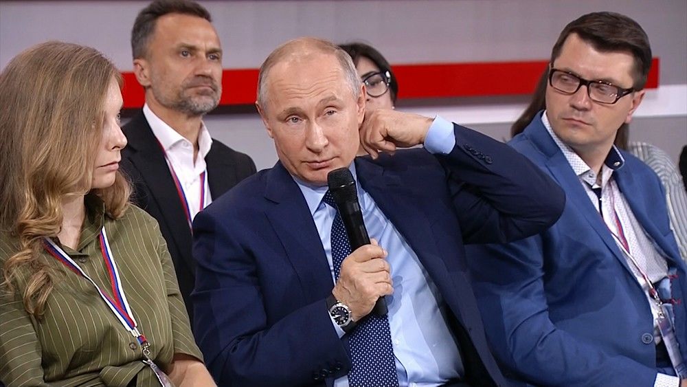 Путин рассказал, как носил соседку на руках на пятый этаж.