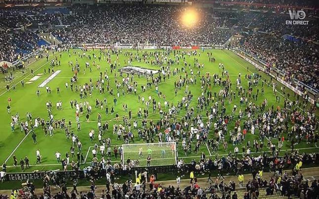 Circa 50 de suporteri turci au fost scoşi din stadion de forţele de ordine. 