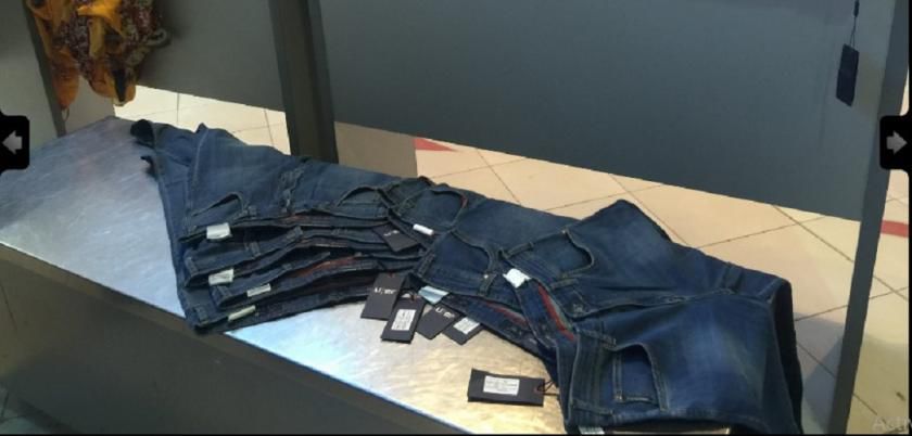 Mai multe loturi de haine de brand au fost reținute de vameșii de la Aeroportul Internațional Chișinău. Foto: customs.gov.md