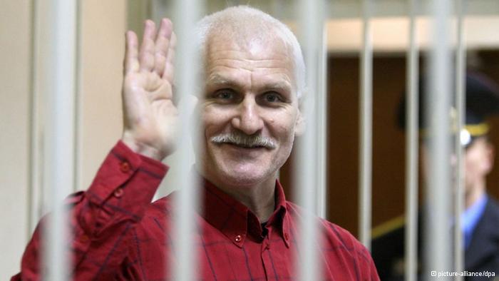 Сегодня, 4 августа 2013г., исполняется 2 года со дня ареста Алеся Беляцкого, вице-президента Международной федерации по правам человека (FIDH) и представителя Ассоциации «Вясна» в Беларуси. Фото: dw.de