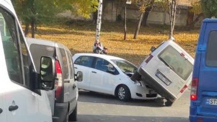 На Чеканах машина оказалась на капоте другого легкового автомобиля.