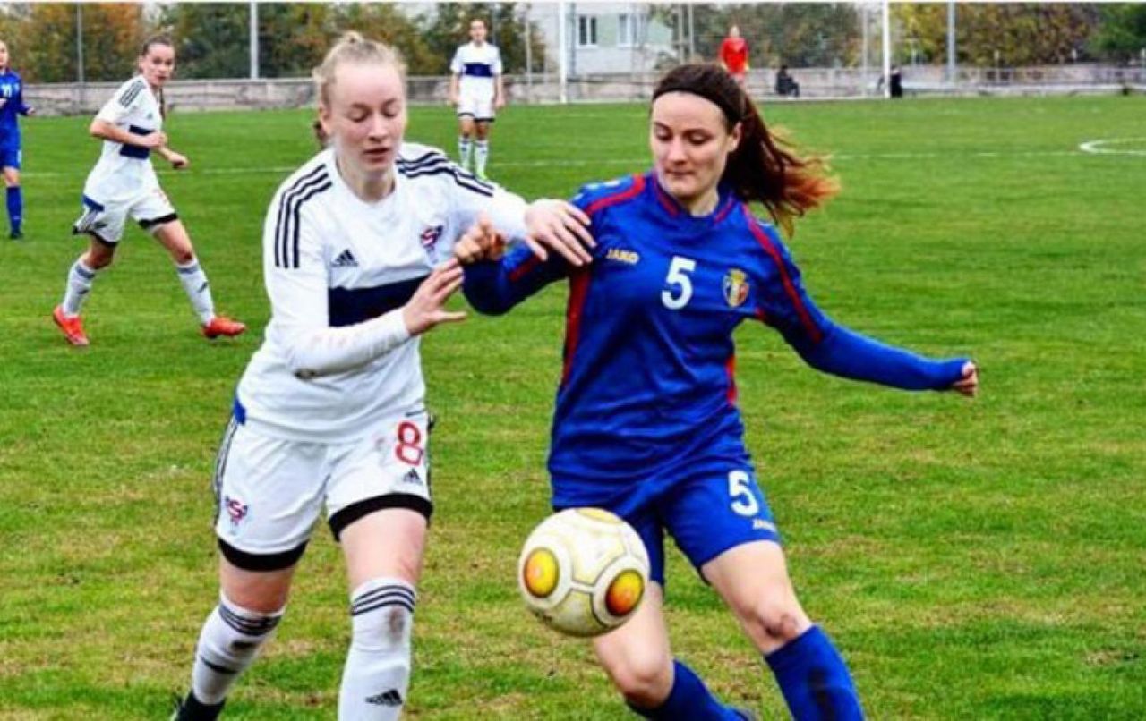 Юлия (справа) прошлой осенью прошла просмотр в бельгийском клубе.