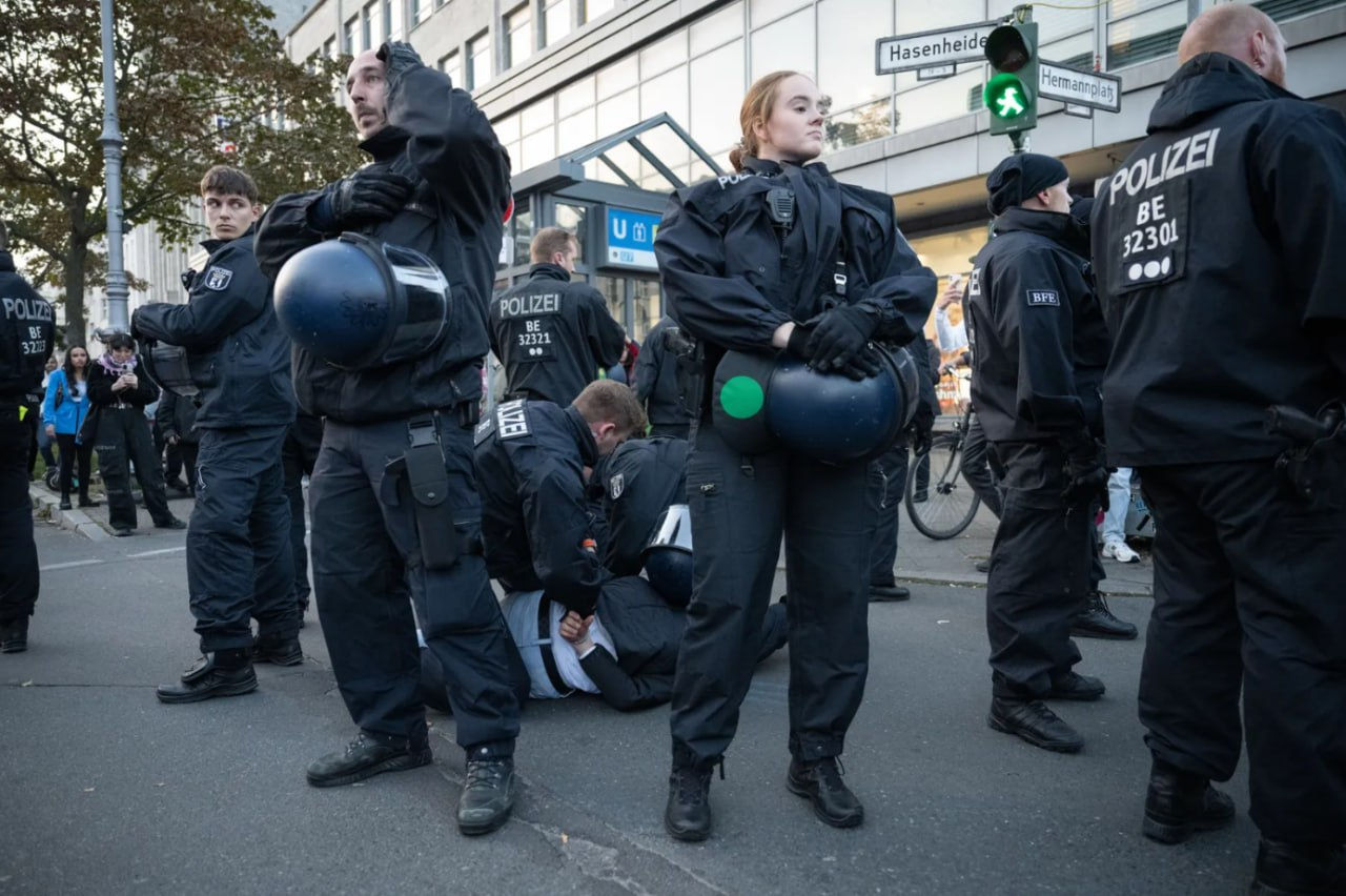 В Берлине пропалестинские демонстранты напали на полицию.