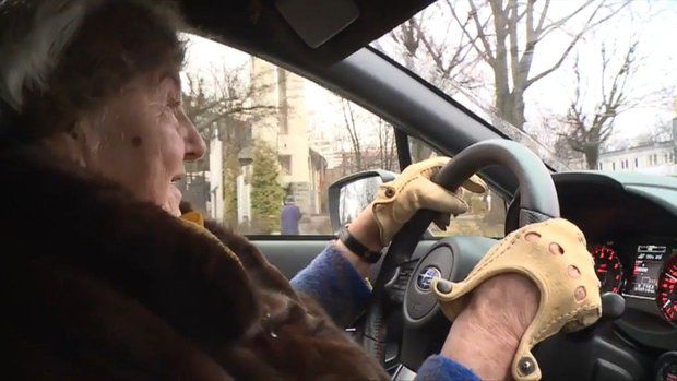 В Польше 81-летняя бабушка 13 лет копила на спорткар Subaru.