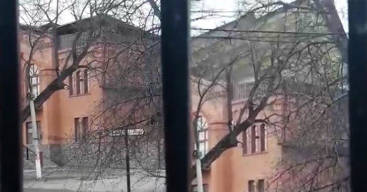 Штормовой ветер, который дует сегодня в Одессе и области, срывает крыши домов.