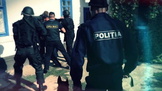 Двое сотрудников МВД были задержаны за торговлю наркотиками.