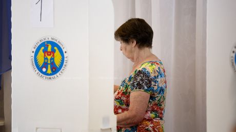 К 12:00 на избирательные участки прибыло 361.501 человек.