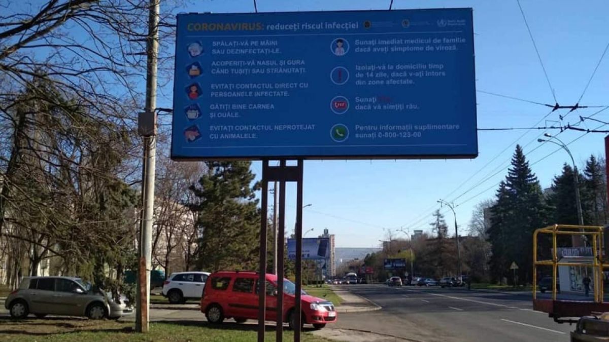 В Кишиневе установили десятки панно с информацией о коронавирусе.
