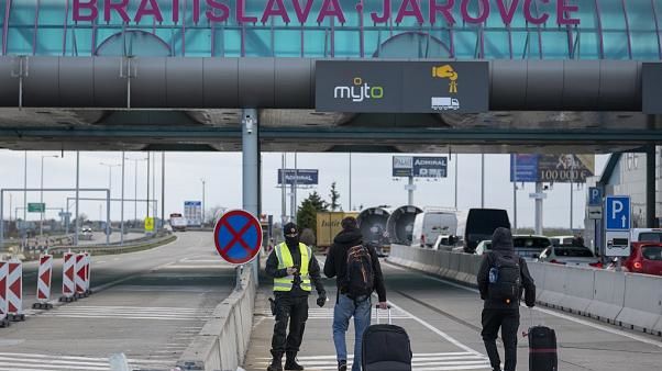 Европейские страны ужесточают меры по борьбе с коронавирусом.