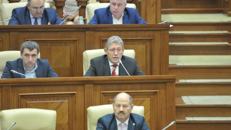 Предложение ЛП поддержали несколько демократов и либерал-демократов.